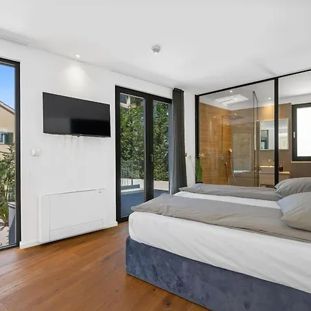 Okrug 4 Bedrooms Willa *